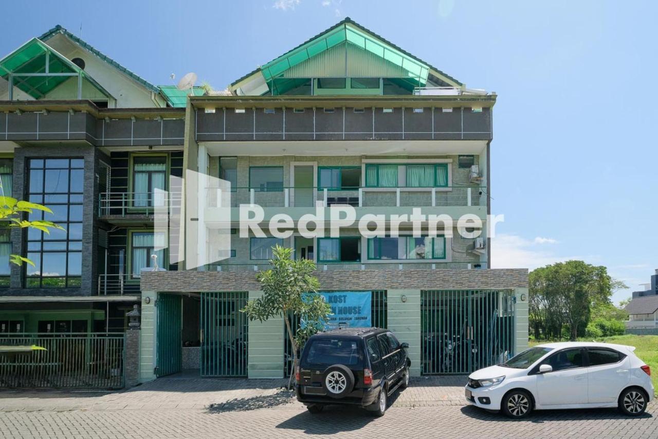 Pondok Hijau Syariah Mitra Reddoorz At Citraland Surabaya Exteriör bild