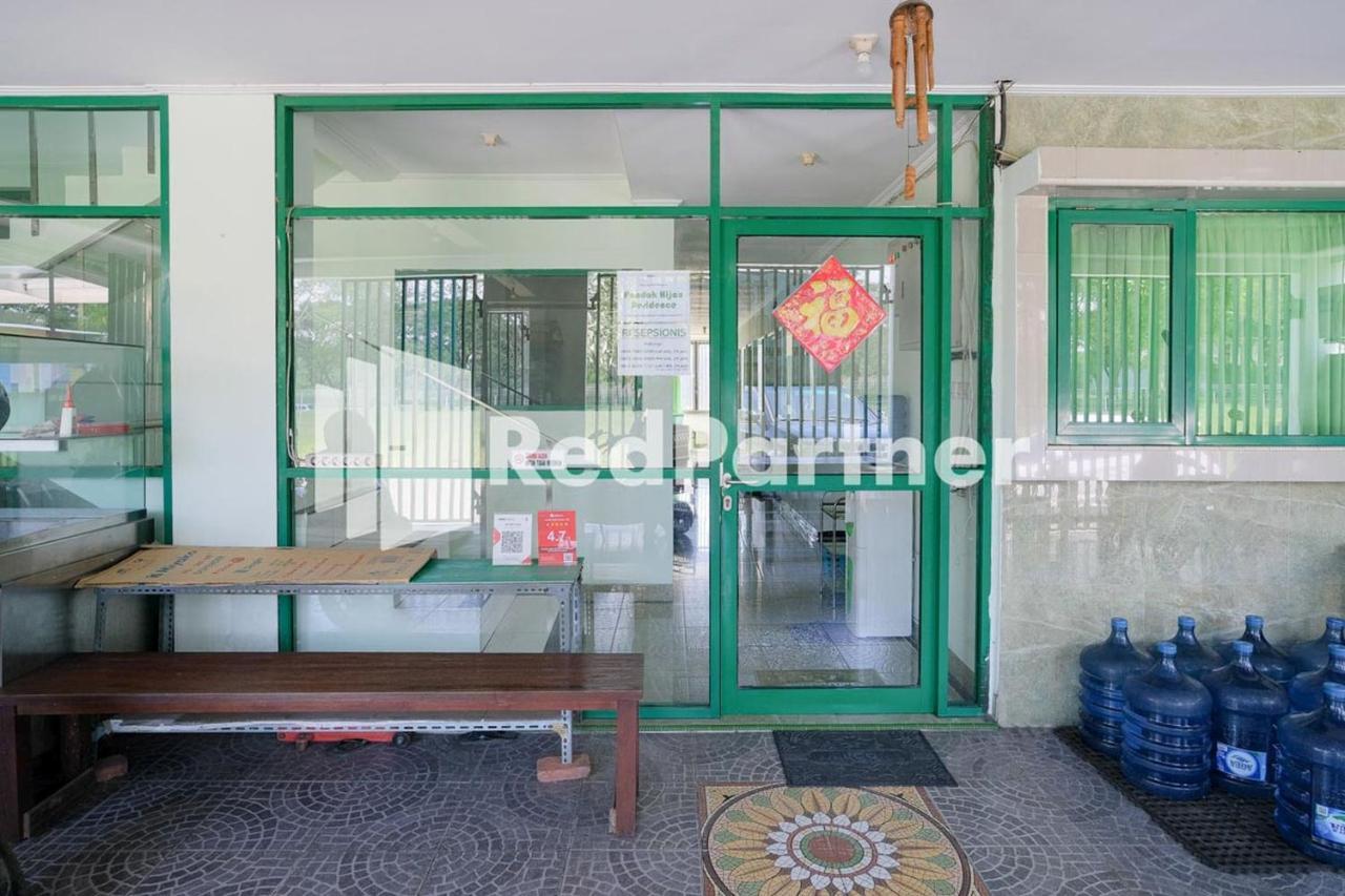 Pondok Hijau Syariah Mitra Reddoorz At Citraland Surabaya Exteriör bild
